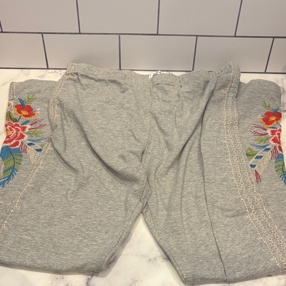 Gray Pants with Floral Embroidery